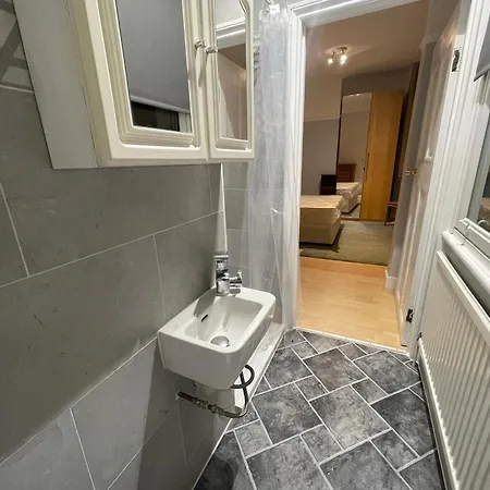 Rooms With Private Bathroom And Shared Kitchen Purley Exterior photo