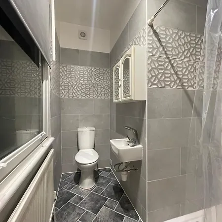 Rooms With Private Bathroom And Shared Kitchen Purley Exterior photo