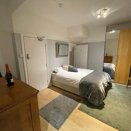 Rooms With Private Bathroom And Shared Kitchen Purley Exterior photo