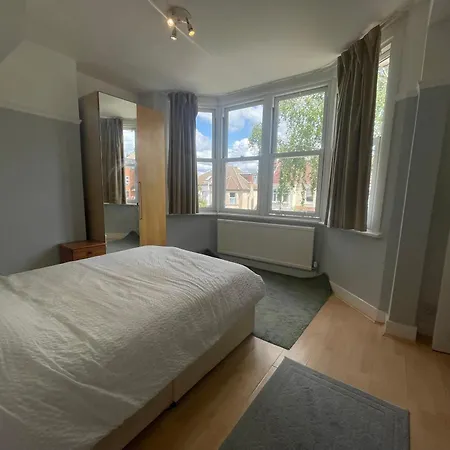 Rooms With Private Bathroom And Shared Kitchen Purley Exterior photo