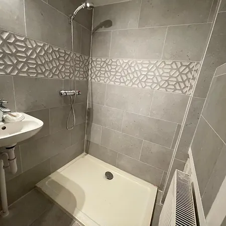 Rooms With Private Bathroom And Shared Kitchen Purley Exterior photo