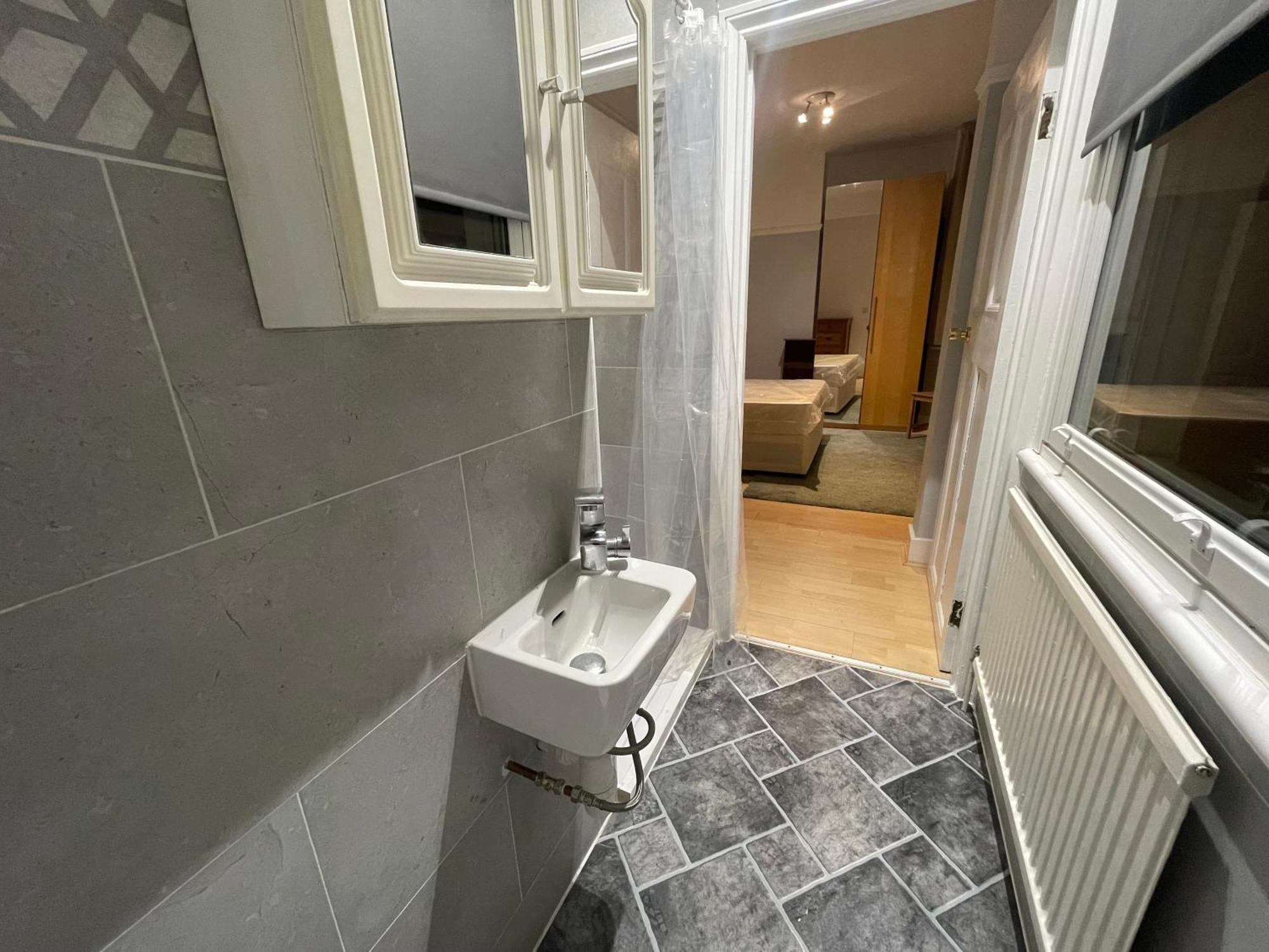With Private Bathroom And Shared Kitchen Homestay Purley