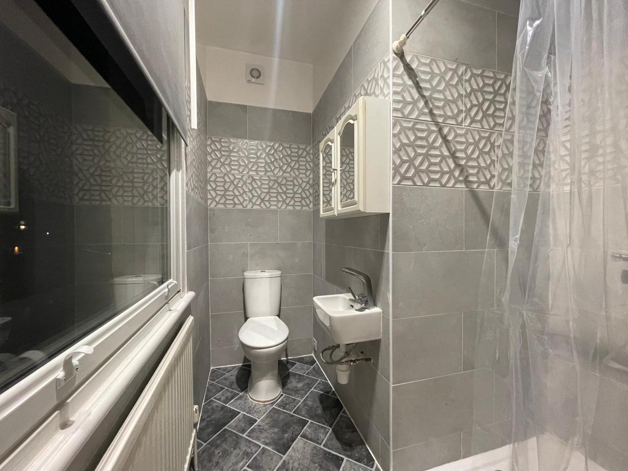 With Private Bathroom And Shared Kitchen * Purley