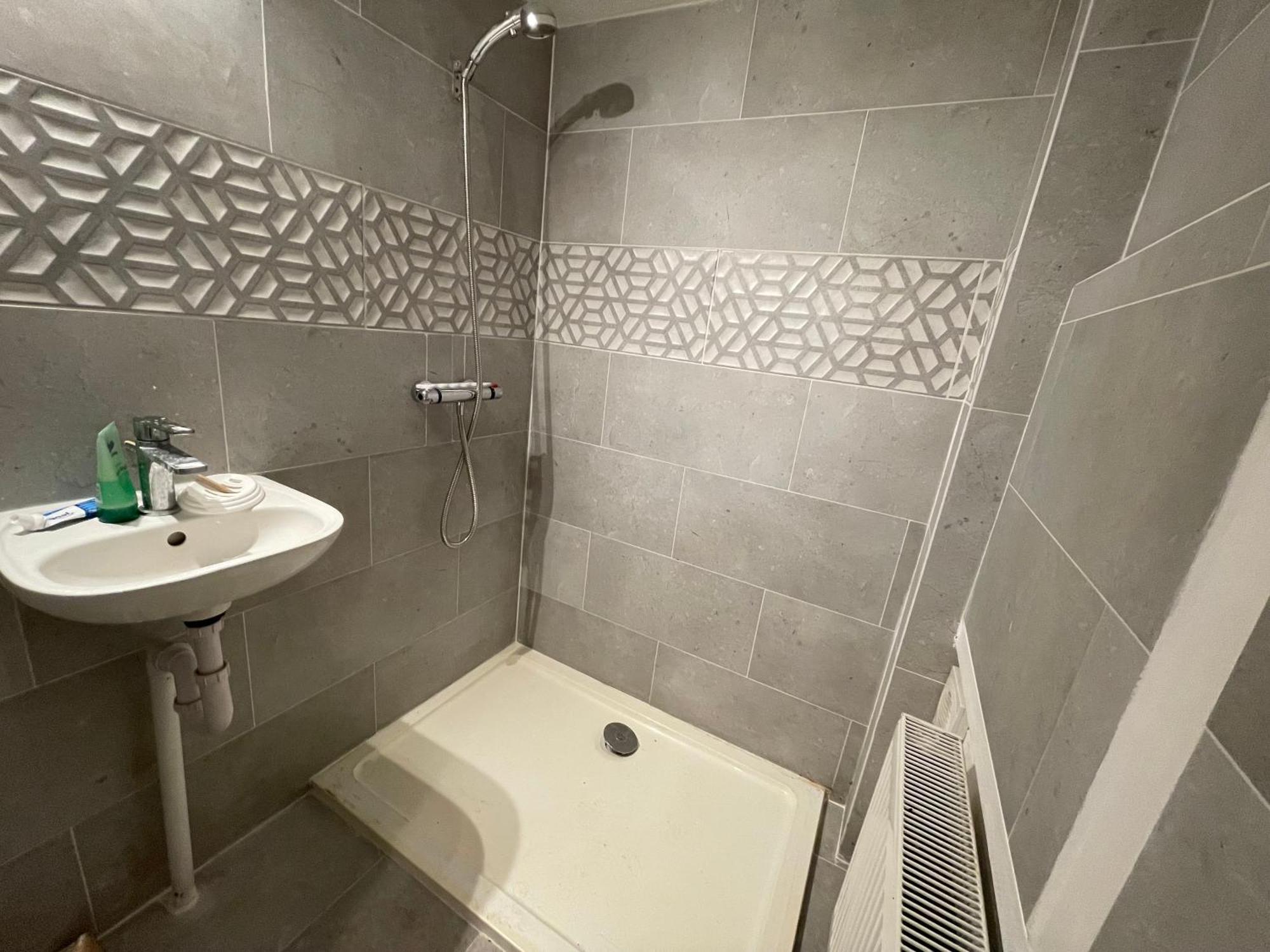 With Private Bathroom And Shared Kitchen * Purley