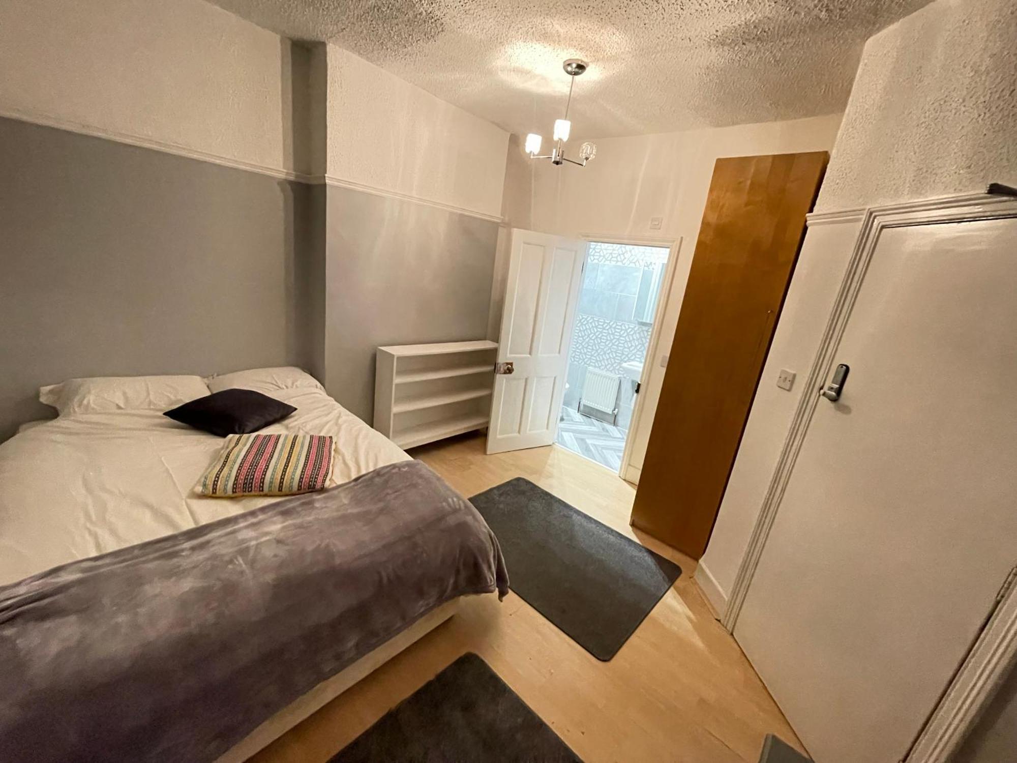 With Private Bathroom And Shared Kitchen * Purley